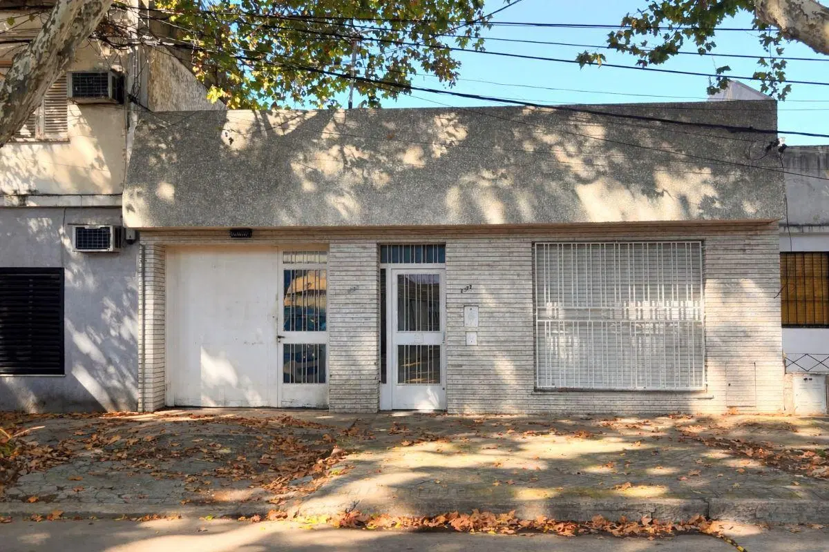 CASA 3 DORMITORIOS CON COCHERAS BARRIO PARQUE CON PATIO Y TALLER 4
