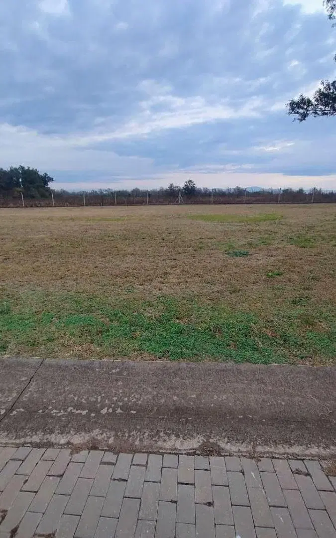 ¡OPORTUNIDAD! – LOTE DE 800 M² EN ACQUAVISTA - RECIBE MENOR 4