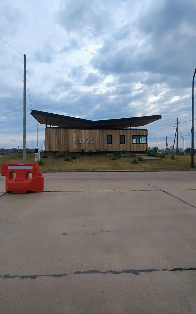 OPORTUNIDAD – LOTE DE 250 M² EN ABRAS DE MANANTIALES | RECIBE MENOR