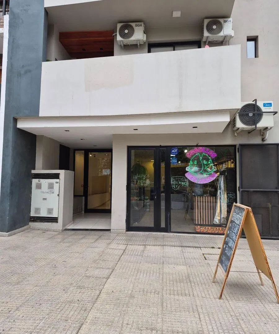 *Local Comercial a mts Av. Santa Fe y Castro Barros* 38mts + Subsuelo 4