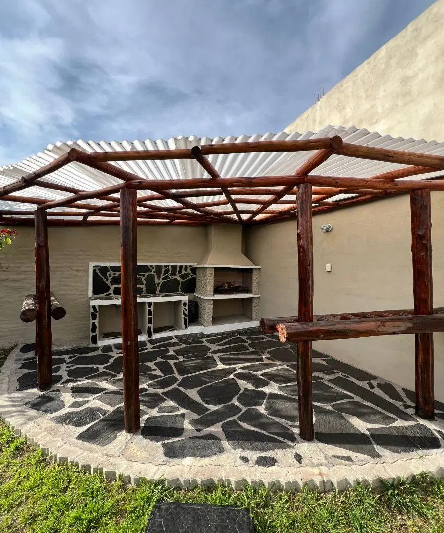 HERMOSA CASA 4 DORM CON QUINCHO PATIO Y COCHERA 5