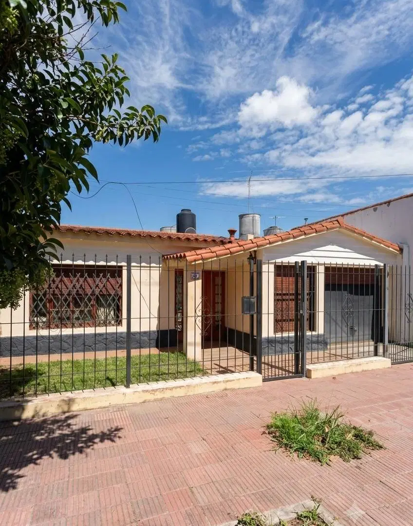 CASA 3 DORM CON QUINCHO, PATIO Y COCHERA – B° CRISOL SUD 5