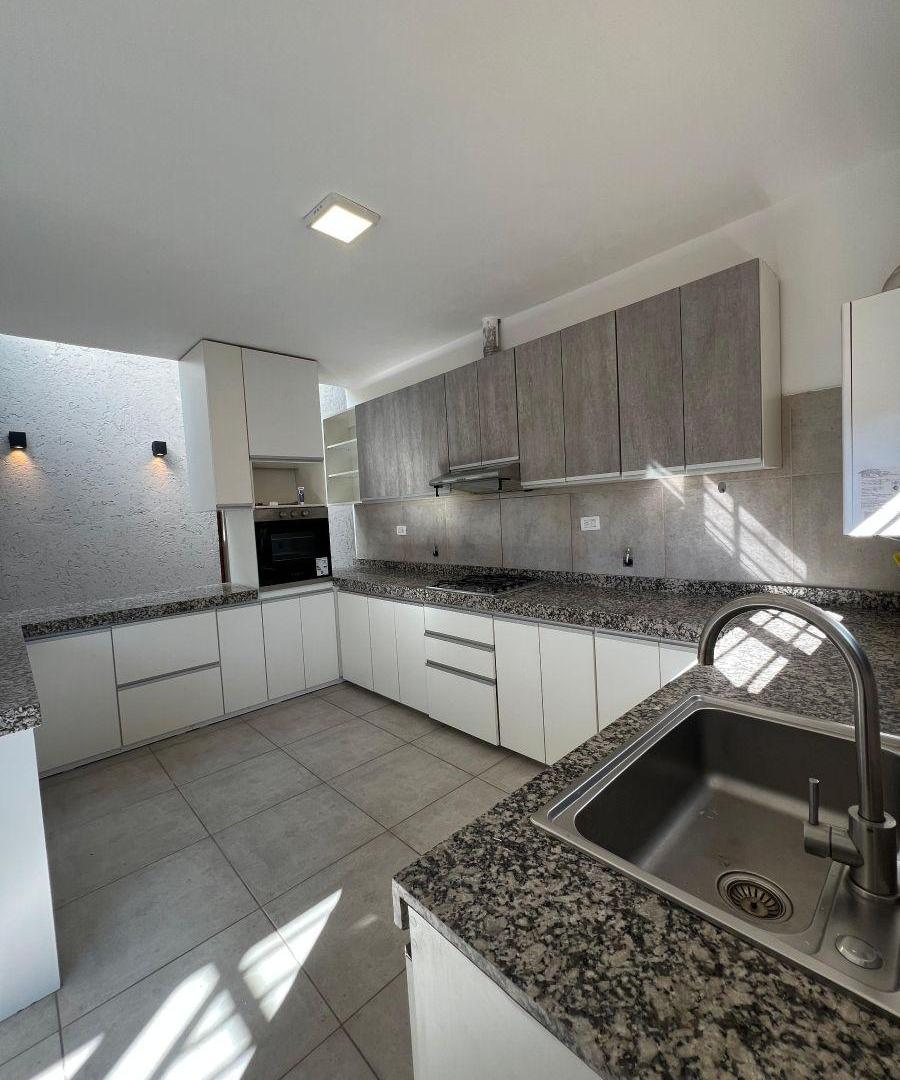 Foto de B° INAÚDI HERMOSO DUPLEX 3 DORM CON COCHERA Y PATIO EN HOUSING, imagen 1