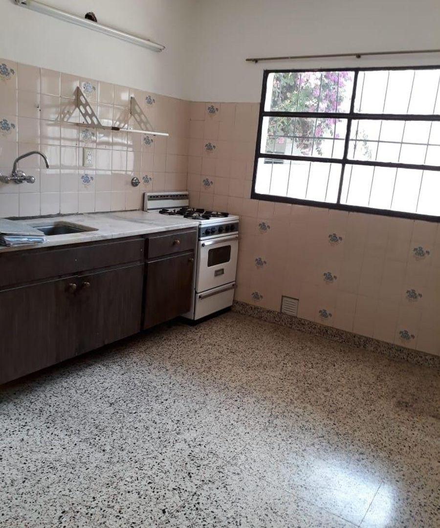 CASA 2 DORMITORIOS CON PATIO Y COCHERA - CARLOS PAZ - BARRIO SOL Y LAGO