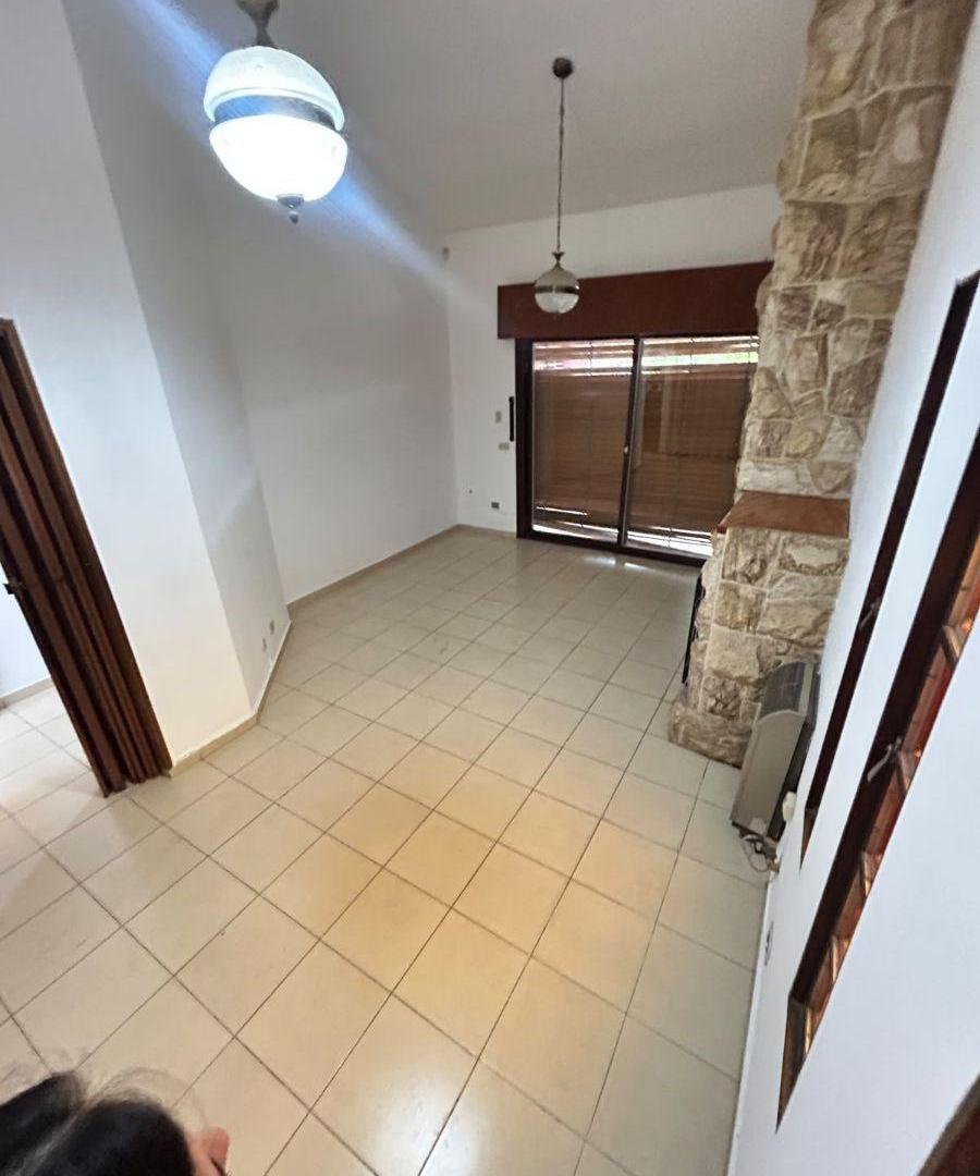Foto de HERMOSA CASA DE 3 DORMITORIOS CON PILETA Y COCHERA PARA 2 AUTOS, imagen 4