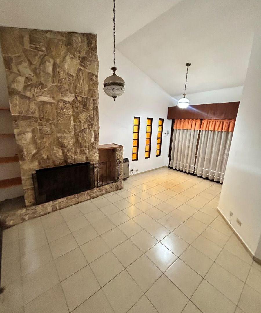 Foto de HERMOSA CASA DE 3 DORMITORIOS CON PILETA Y COCHERA PARA 2 AUTOS, imagen 1