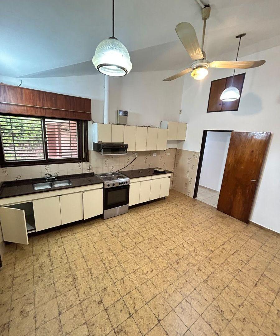 Foto de HERMOSA CASA DE 3 DORMITORIOS CON PILETA Y COCHERA PARA 2 AUTOS, imagen 2