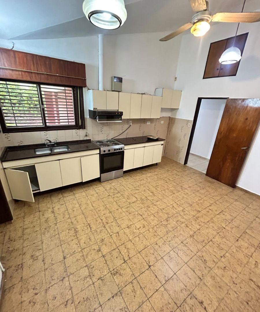 Foto de HERMOSA CASA DE 3 DORMITORIOS CON PILETA Y COCHERA PARA 2 AUTOS, imagen 5