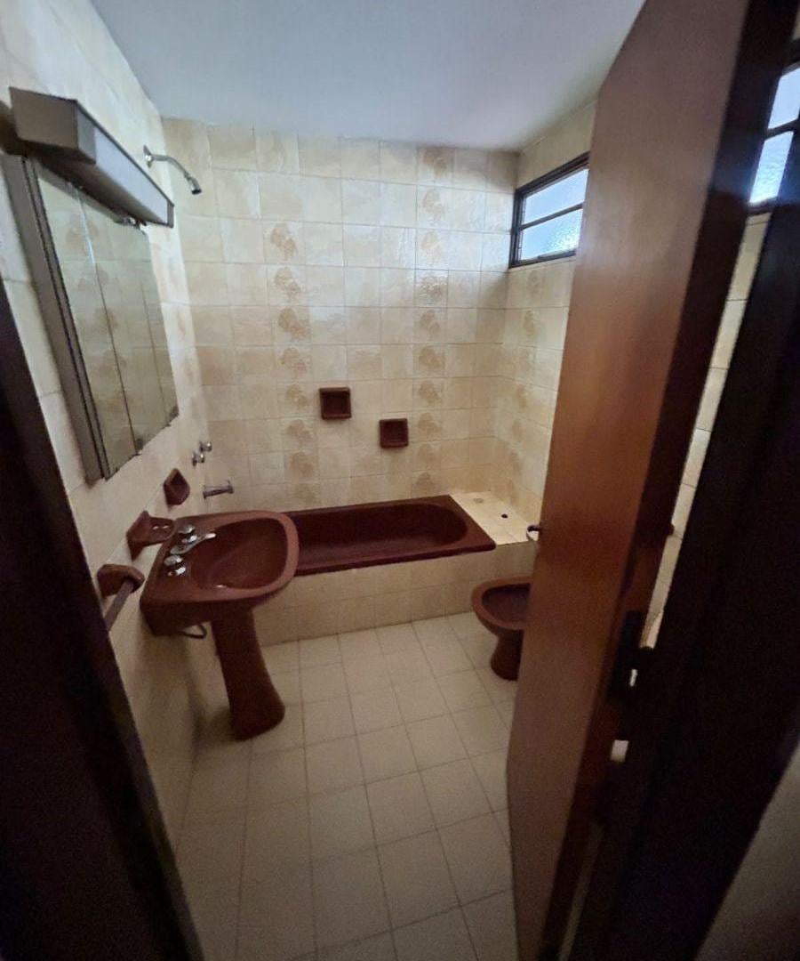 Foto de HERMOSA CASA DE 3 DORMITORIOS CON PILETA Y COCHERA PARA 2 AUTOS, imagen 3