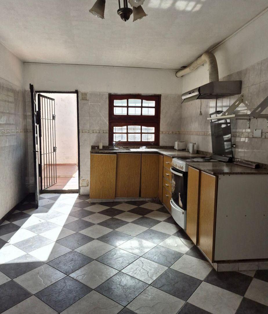 Foto de * Guemes - Bolivar 736 * Casa 3 Dorm. Patio y Garaje, imagen 3