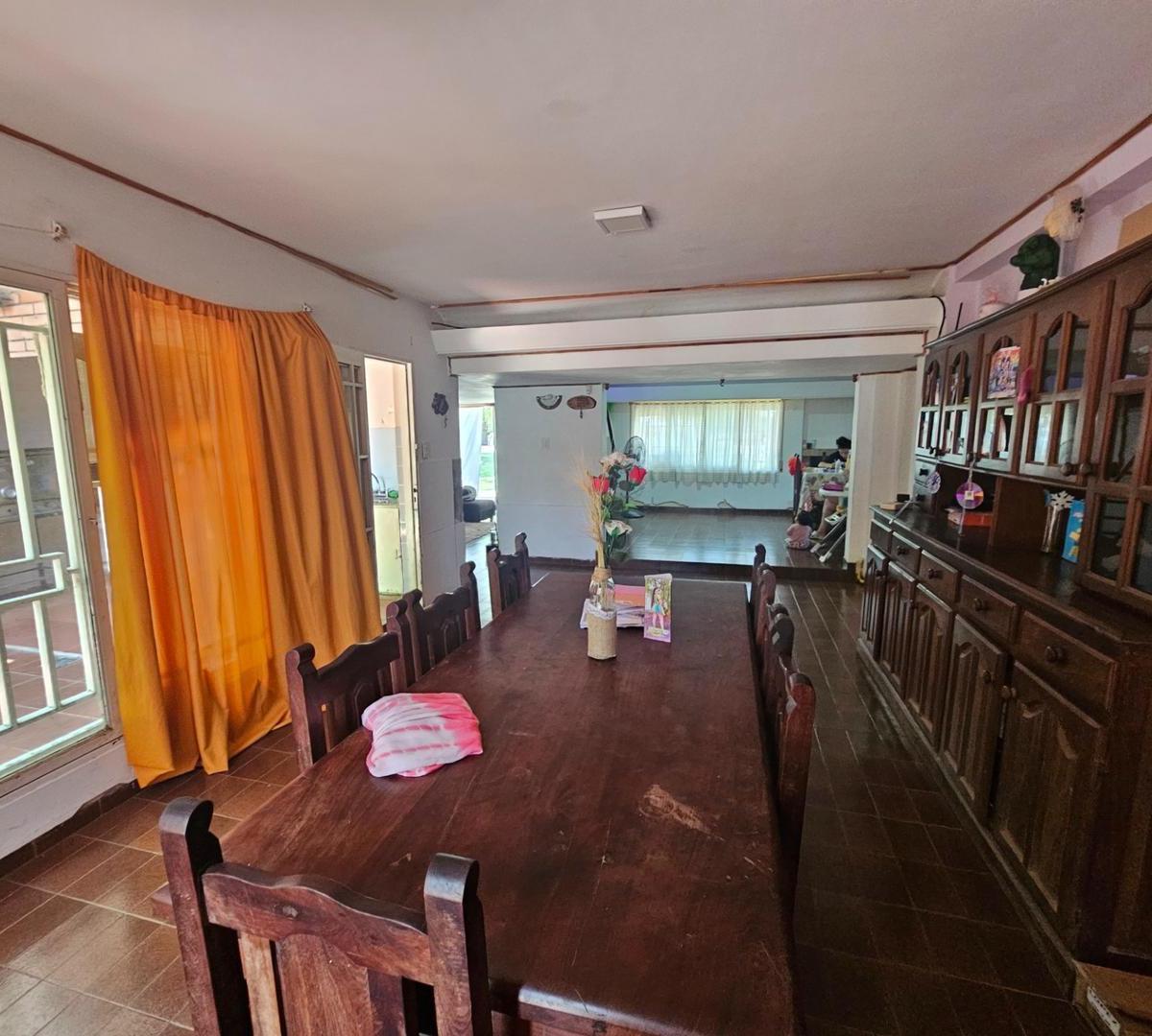 AMPLISIMA CASA DE 5 DORMITORIOS CON PILETA Y JARDIN EN FUNES