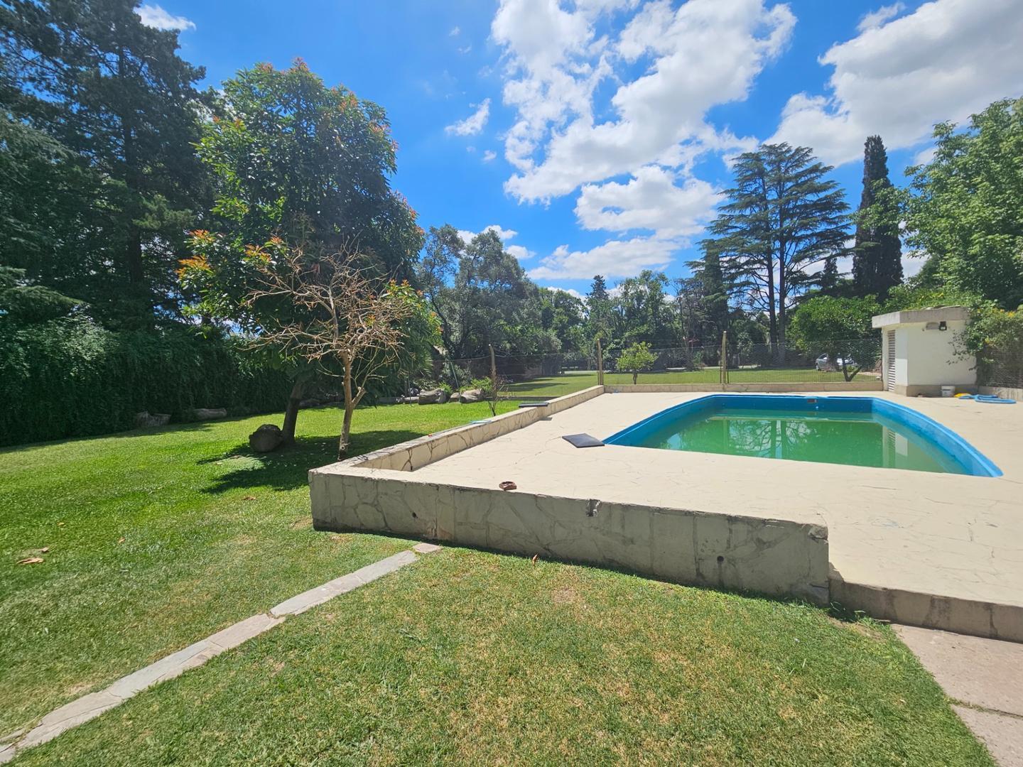 CASA AMUEBLADA DE 5 DORMITORIOS CON PILETA Y JARDIN EN FUNES