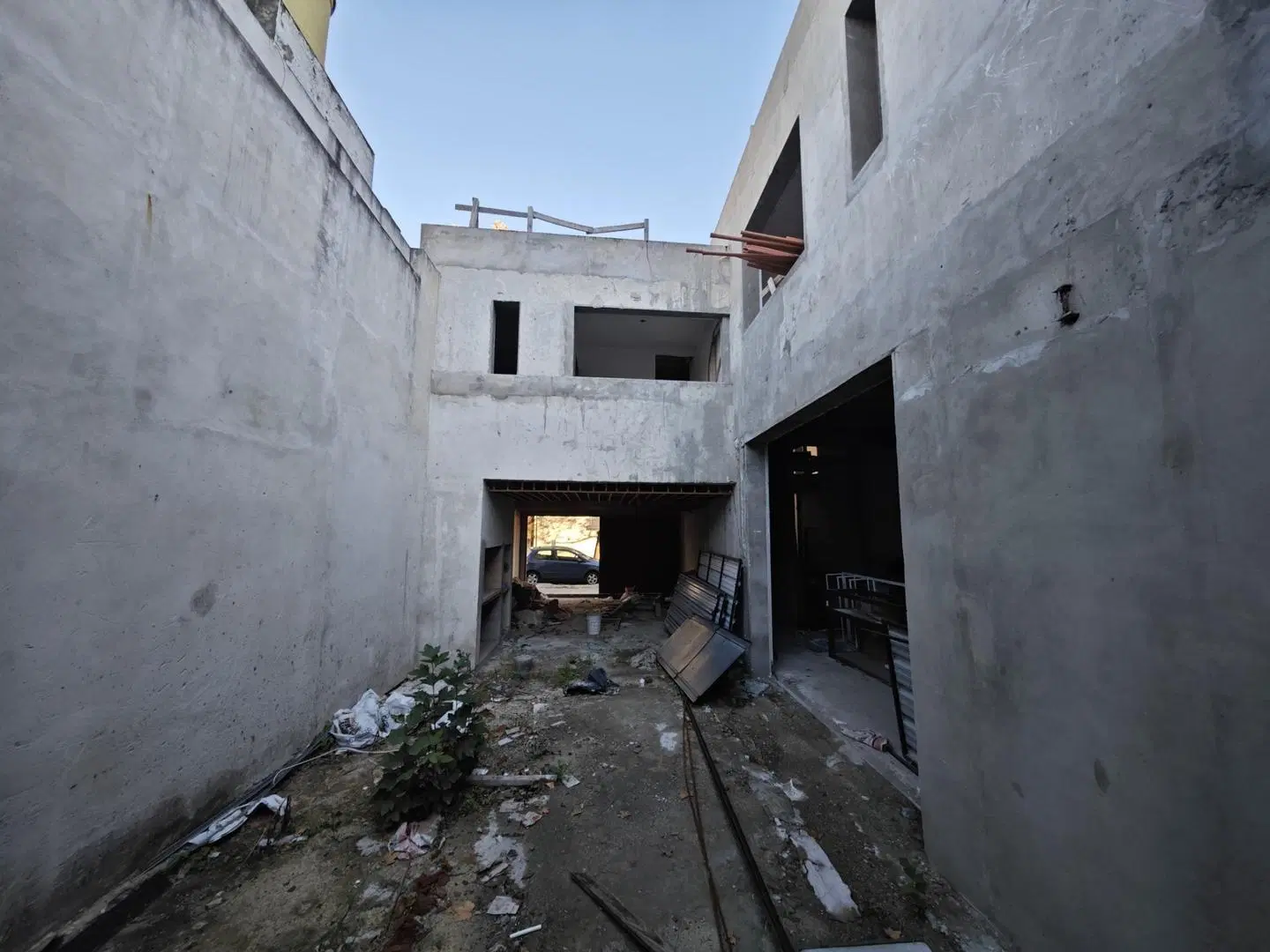 VENTA CASA DE ESTILO ARQUITECTÓNICO A TERMINAR - LOURDES 2