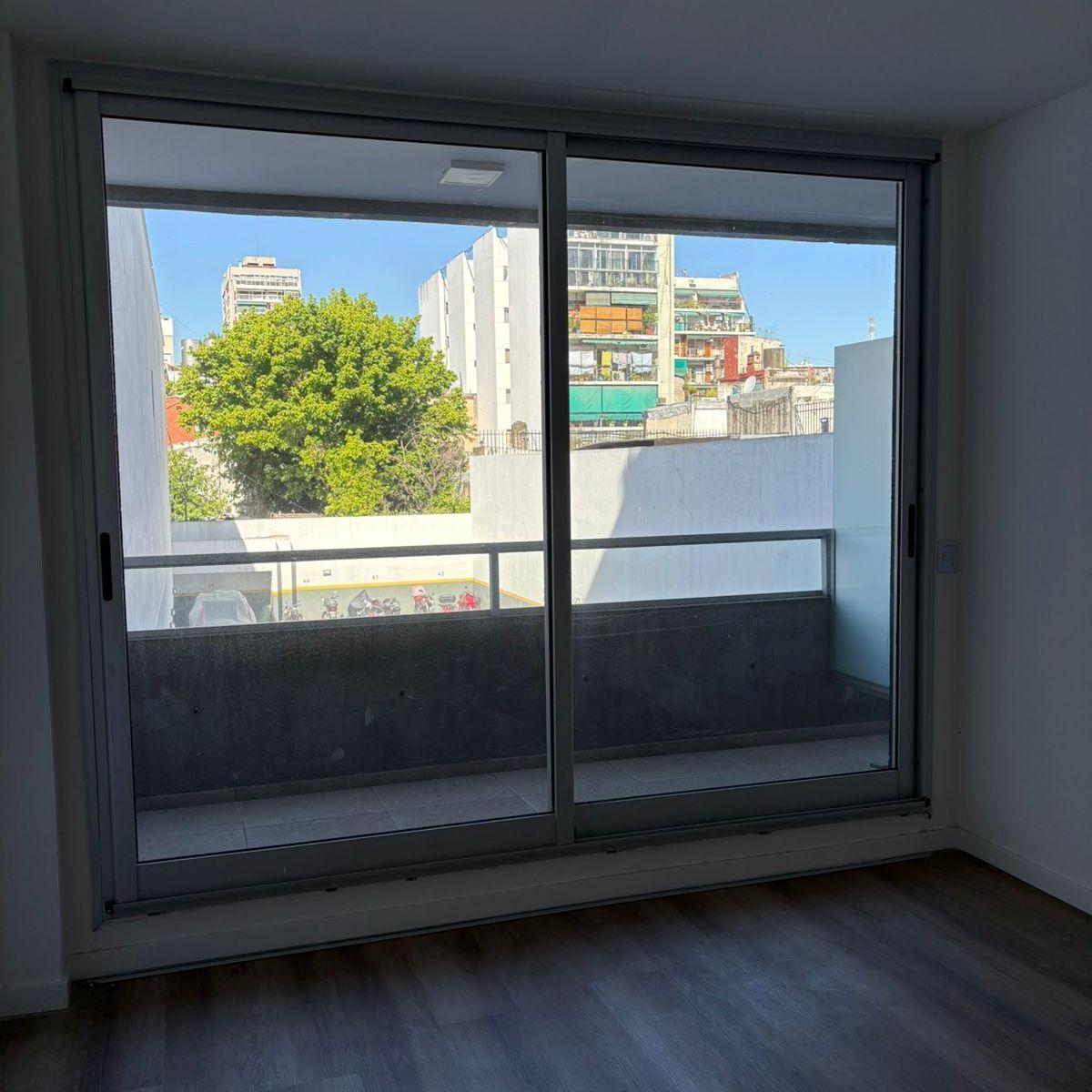 Amplio Dos Ambientes con patio al Contra Frente - Departamento 102