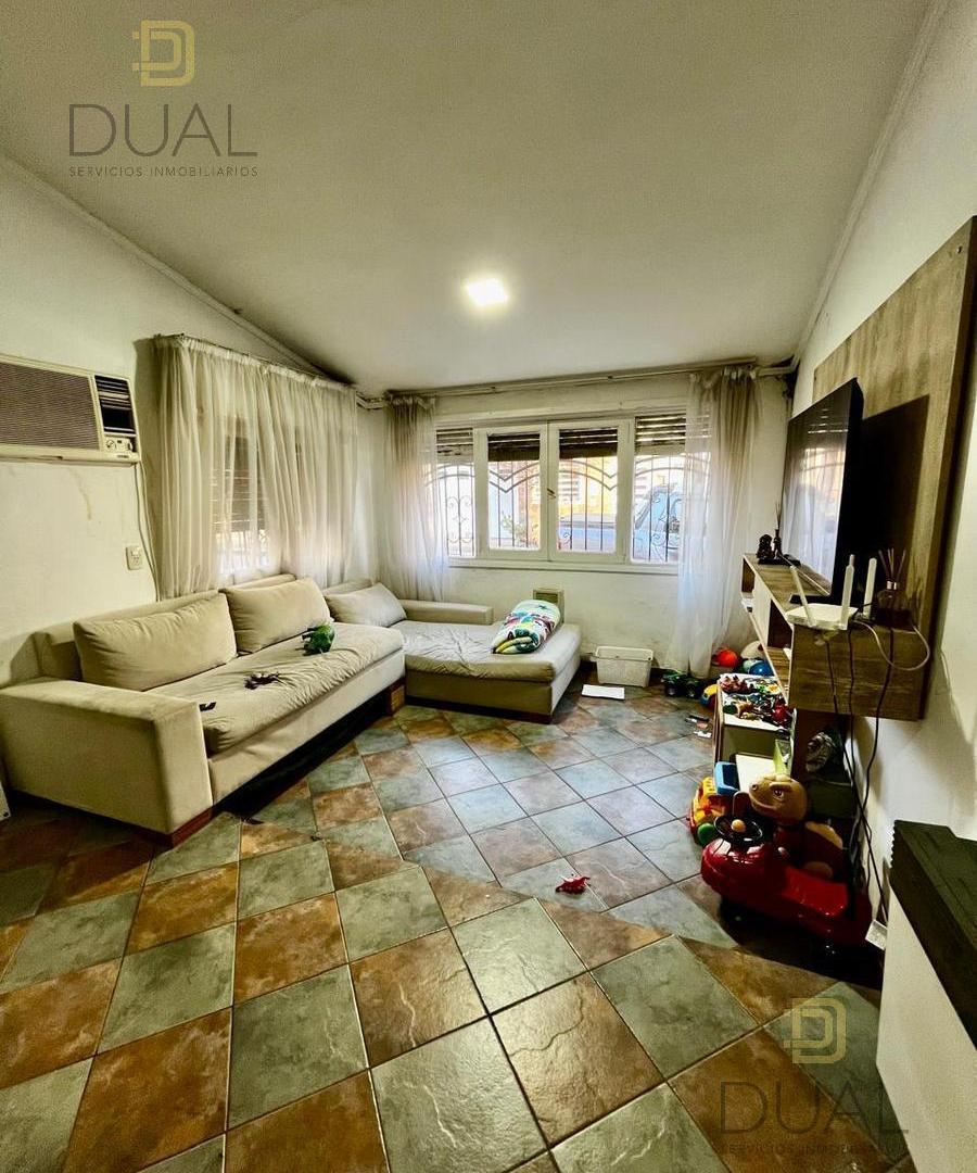 VENTA CASA TRES DORMITORIOS CON COCHERA PATIO EN BARRIO LAS HERAS