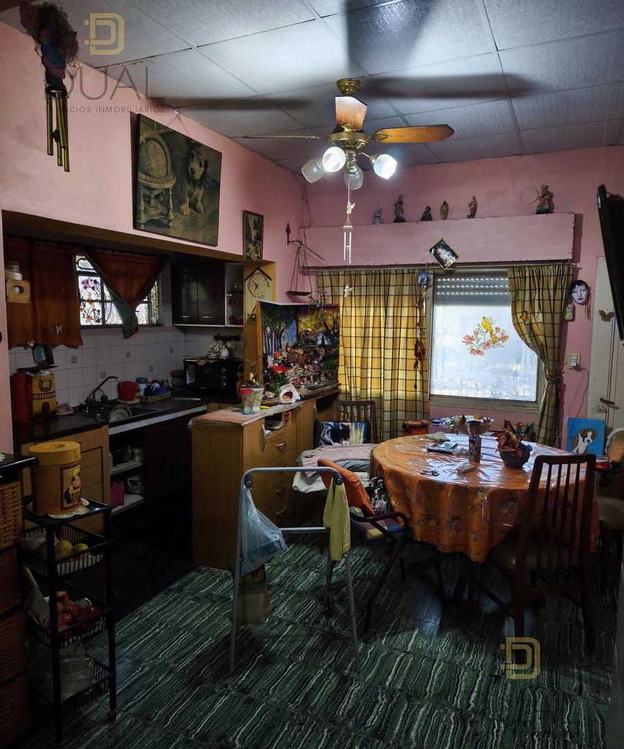 VENTA CASA DOS DORMITORIOS CON TERRAZA Y COCHERA EN ZONA OESTE