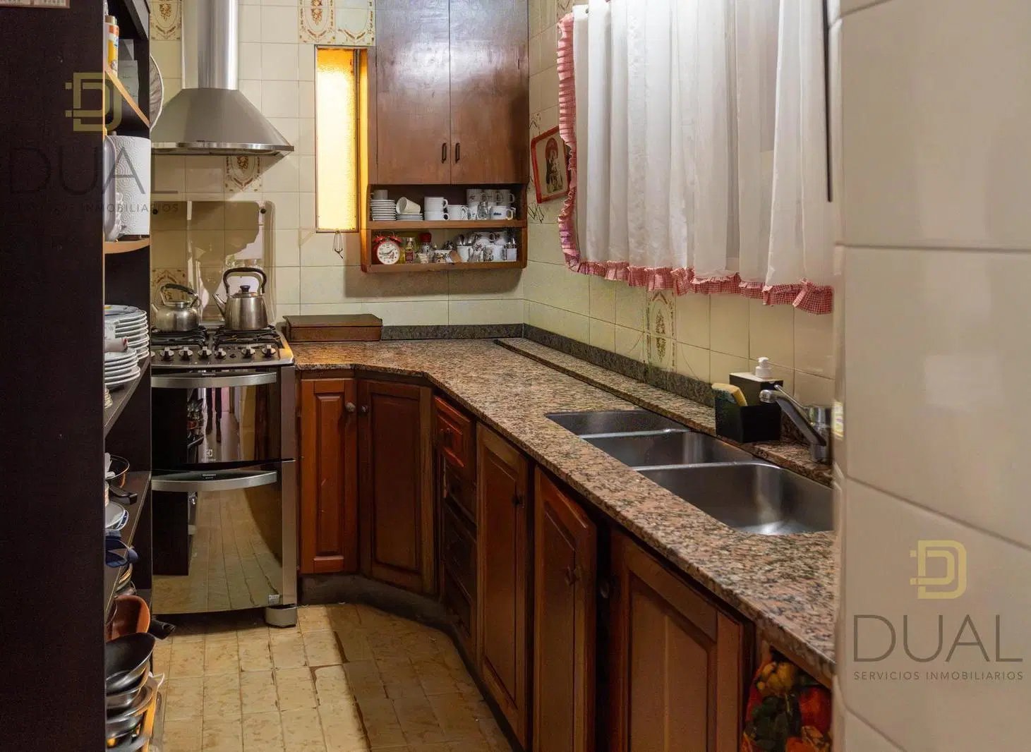 VENTA CASA EN ESQUINA – 2 DORMITORIOS – COCHERA, GALPÓN Y PATIO – APTA CRÉDITO 1
