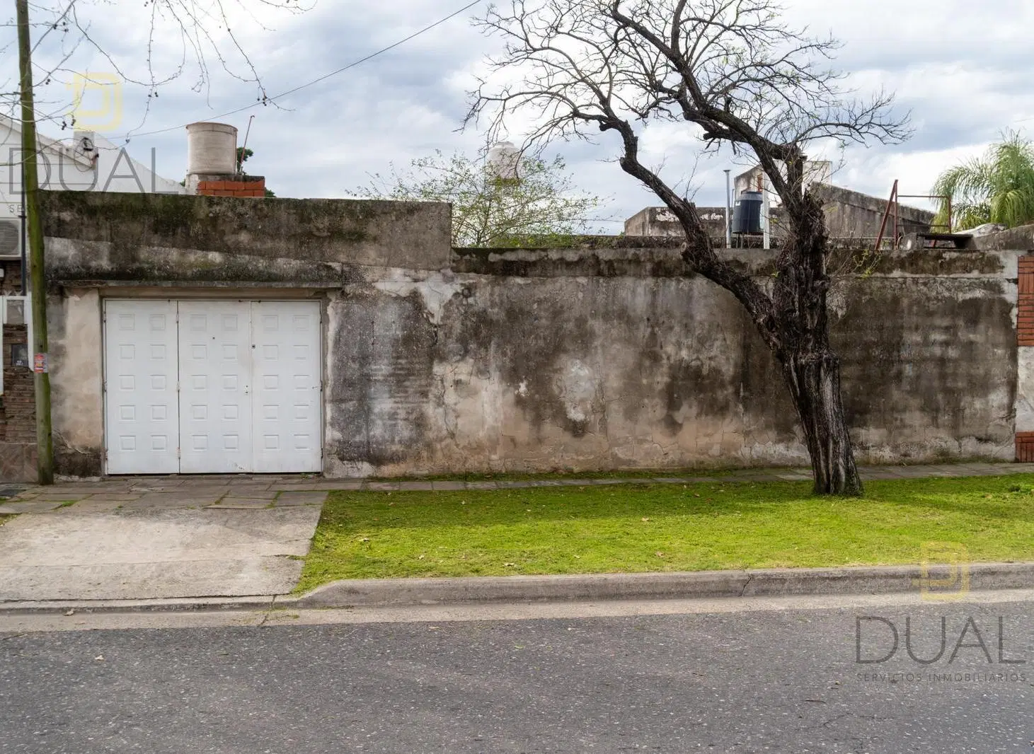 VENTA CASA EN ESQUINA – 2 DORMITORIOS – COCHERA, GALPÓN Y PATIO – APTA CRÉDITO 8