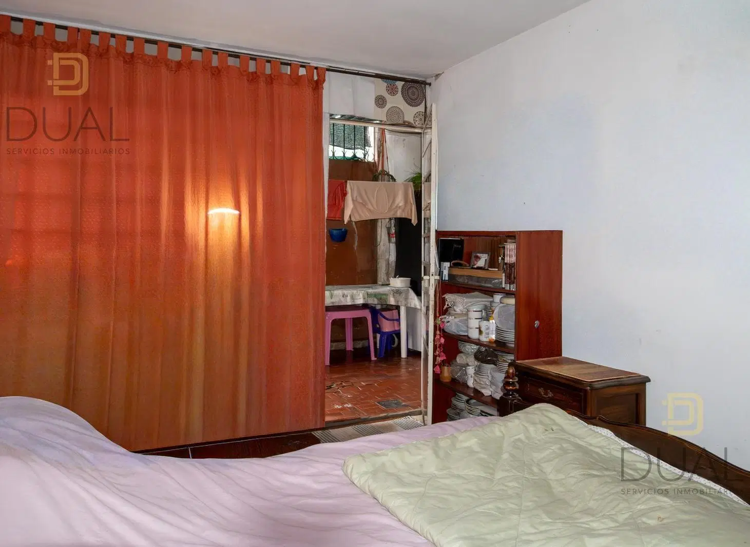 VENTA CASA EN ESQUINA – 2 DORMITORIOS – COCHERA, GALPÓN Y PATIO – APTA CRÉDITO 5