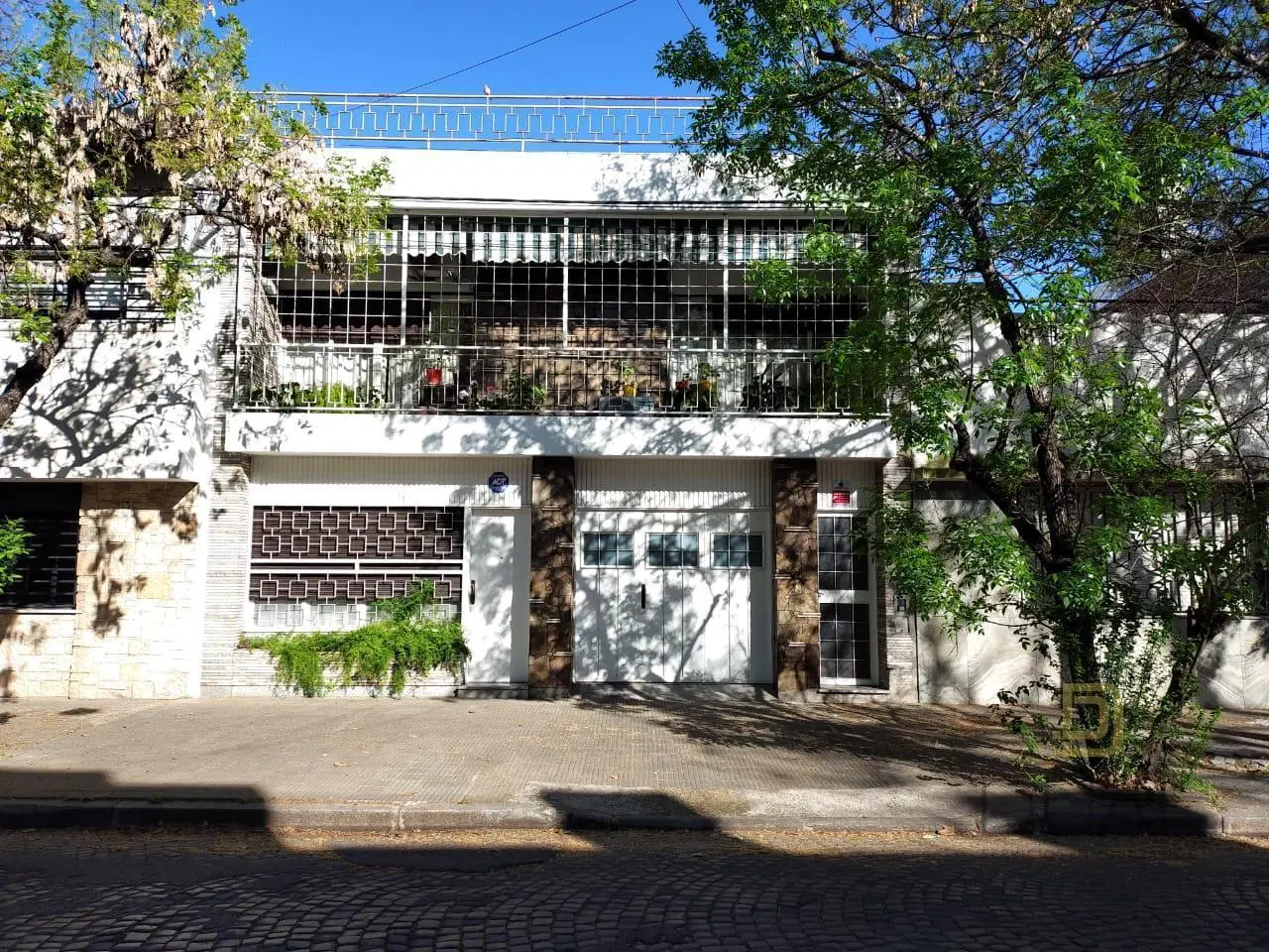 VENTA CASA DE DOS PLANTAS – 3 DORMITORIOS, COMODÍN, COCHERA DOBLE Y PATIO 4
