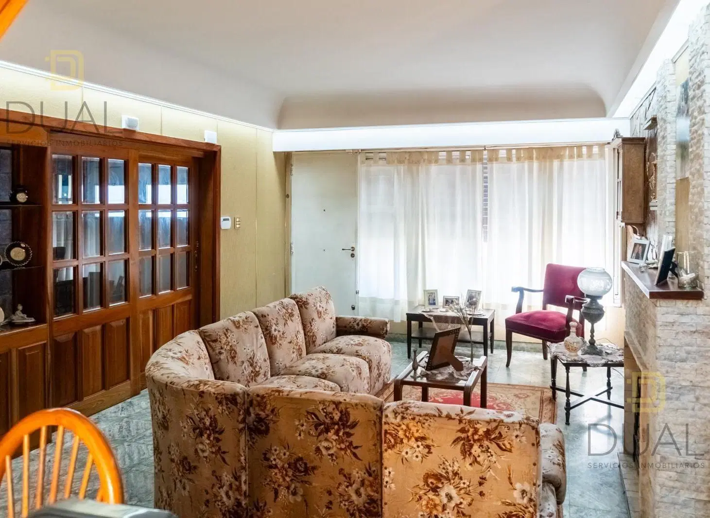VENTA CASA DE DOS PLANTAS – 3 DORMITORIOS, COMODÍN, COCHERA DOBLE Y PATIO 1