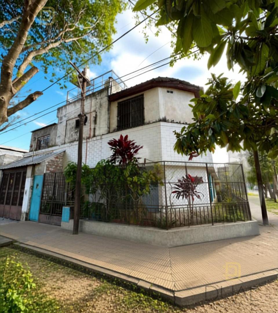 Foto de VENTA CASA 4 DORMITORIOS CON COCHERA Y PARRILLERO – ZONA URIBURU, imagen 2