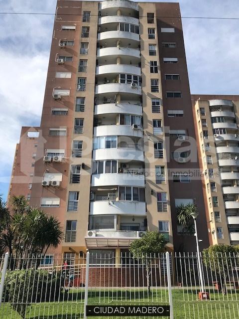 Excelente departamento de tres ambientes con cochera cubierta