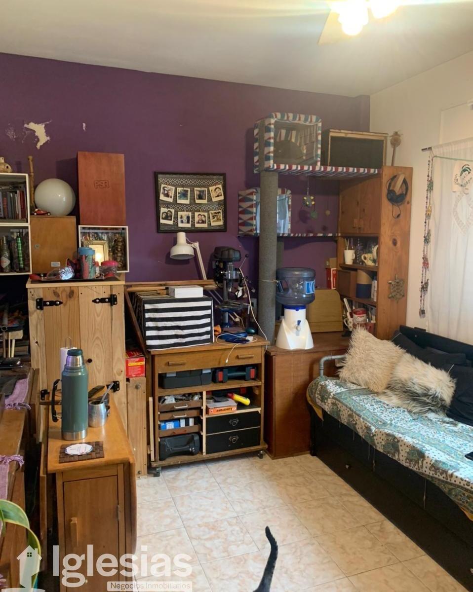 Departamento de dos ambientes en segundo piso por escalera