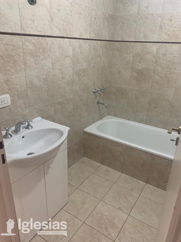 Excelente departamento de dos ambientes con cochera descubierta opcional