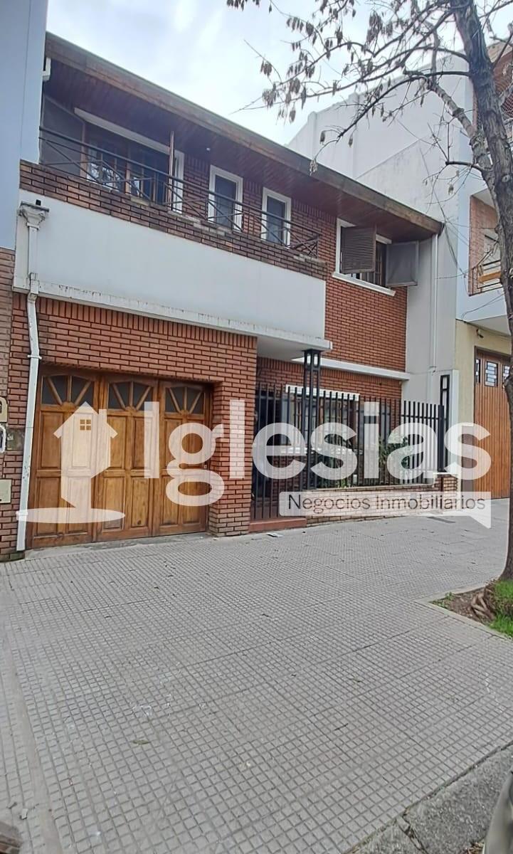 Hermosa casa desarrollada en dos plantas en Mataderos.