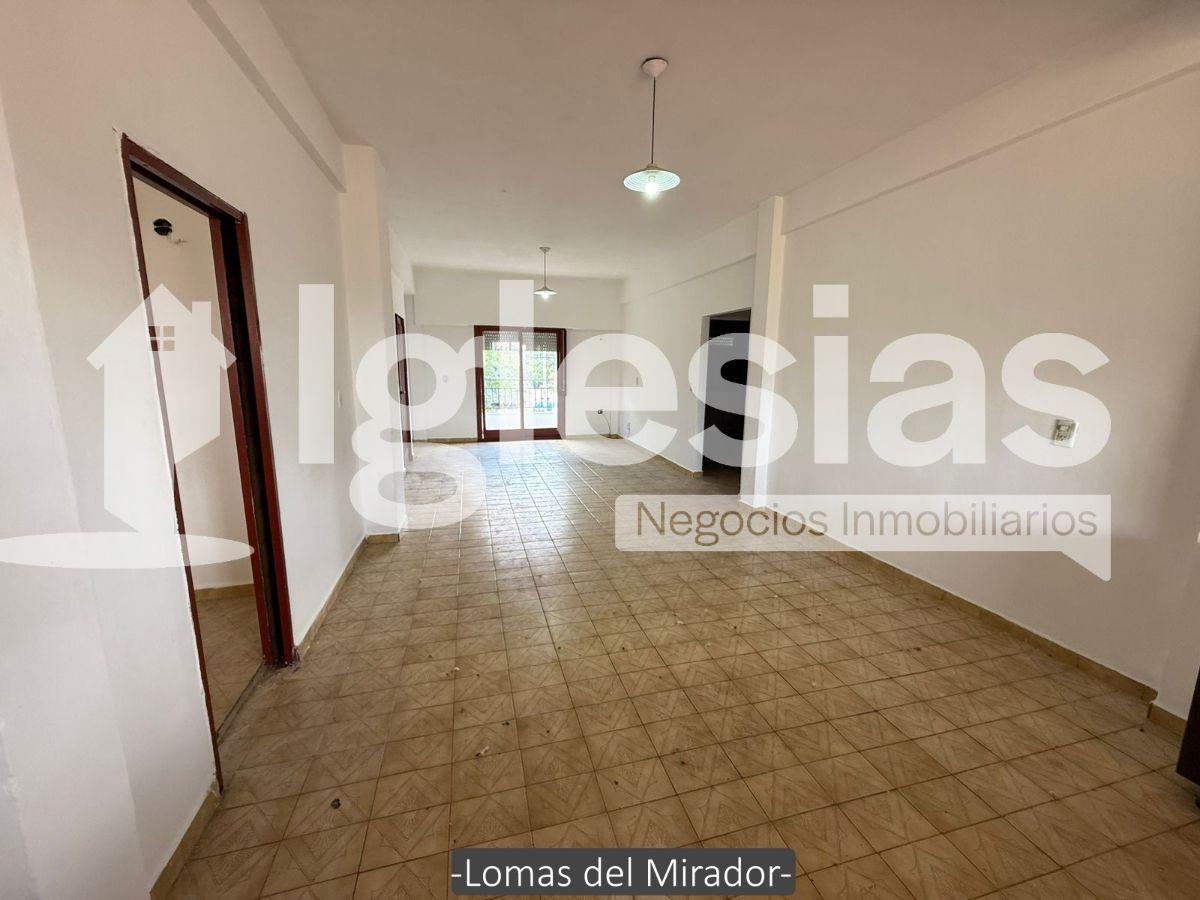 Departamento de 3 ambientes con patio en Lomas del Mirador