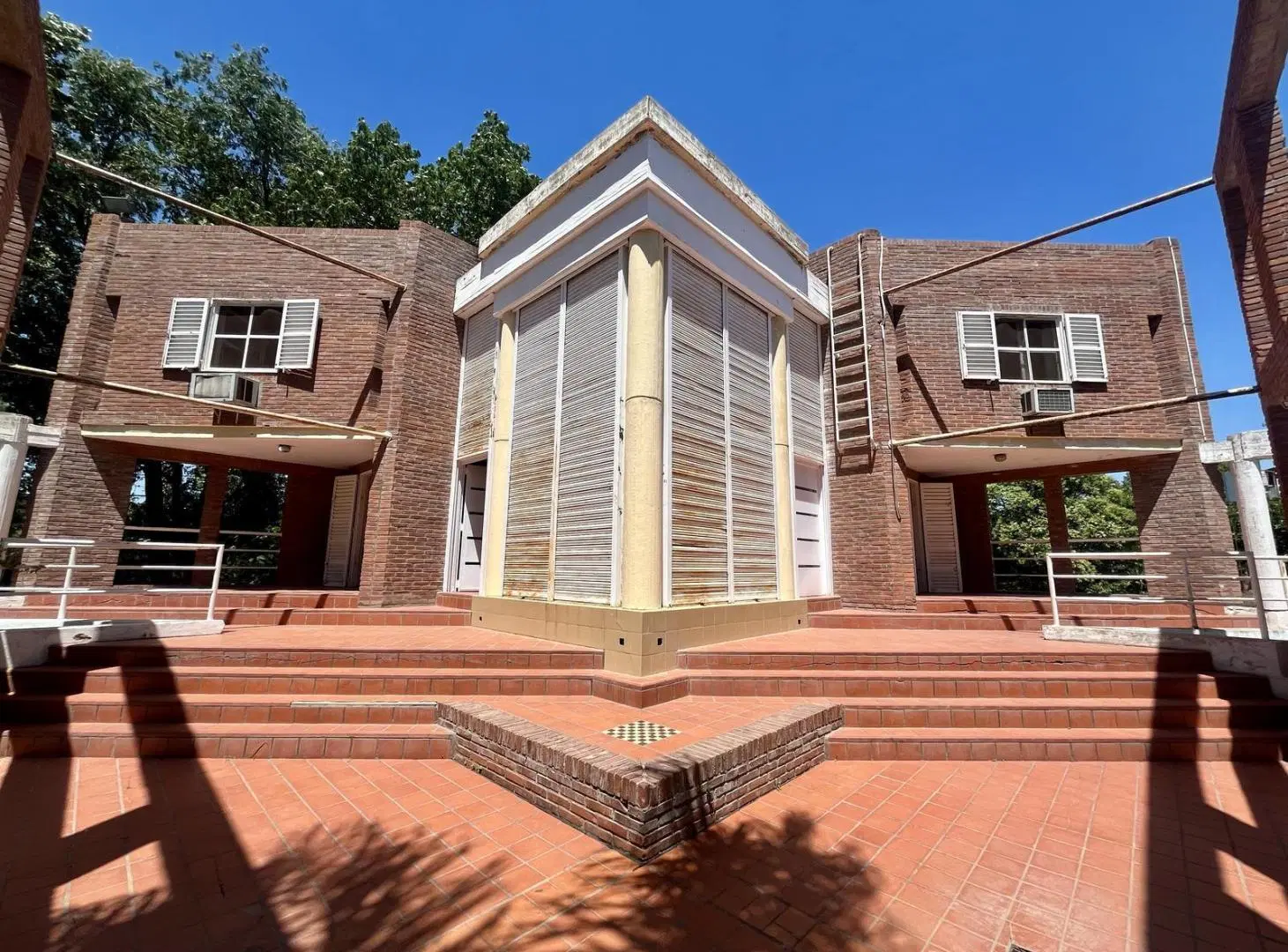 Casa en venta con pileta en Funes 3