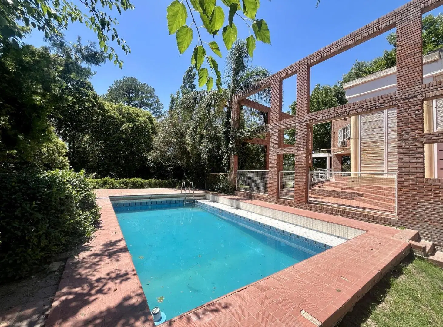 Casa en venta con pileta en Funes 2