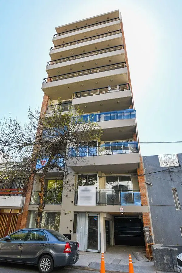 Departamento dos dormitorios con patio y cochera en venta  Pichincha 3