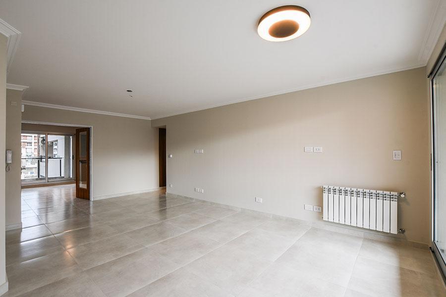 Departamento tres dormitorios con cochera en venta Centro