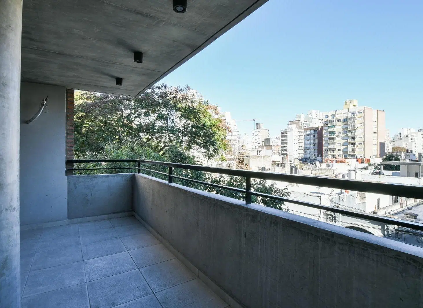 Departamento dos dormitorios CON PATIO en venta Centro 3
