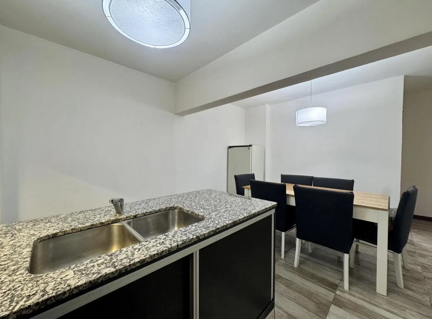 Departamento dos dormitorios con patio en venta centro rosario 2