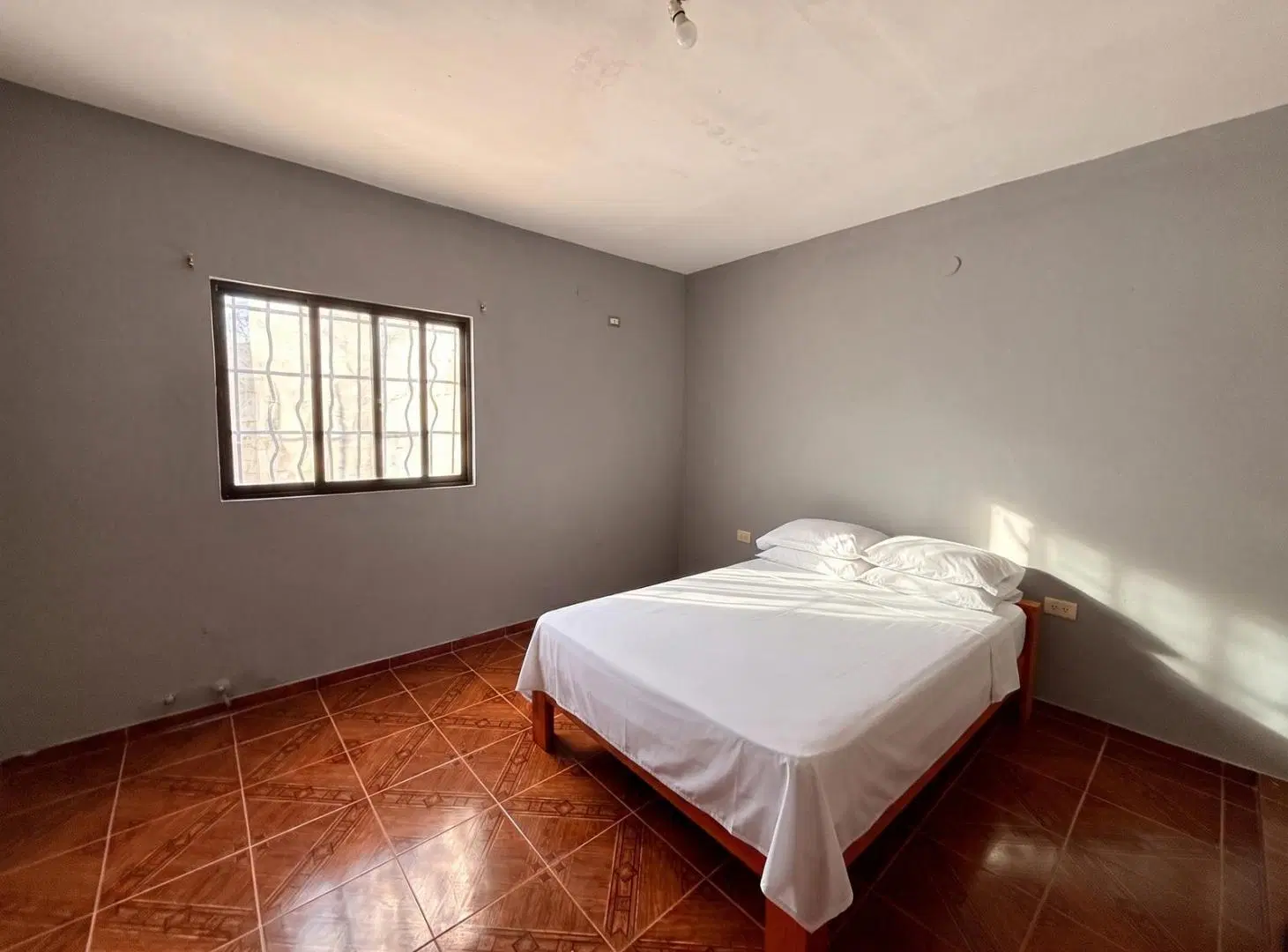 Casa 3 dormitorios, estudio, patio y pileta en venta Fisherton 8