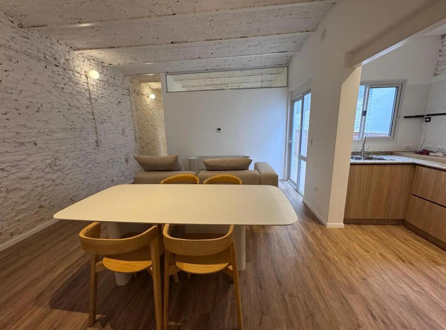 Foto de Departamento dos dormitorios con patio en venta Centro Rosario, imagen 1