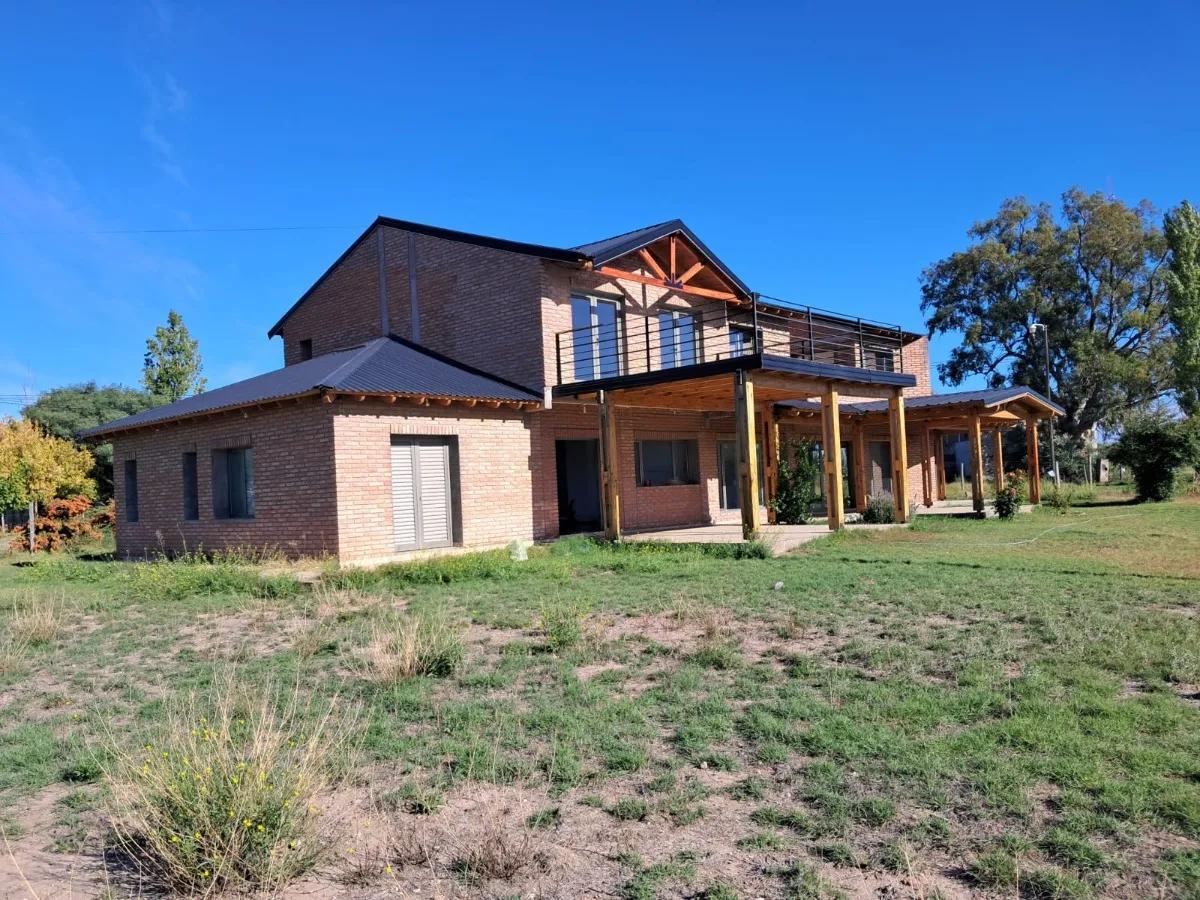 Casa en venta de cuatro dormitorios - Distrito Las Paredes - San Rafael