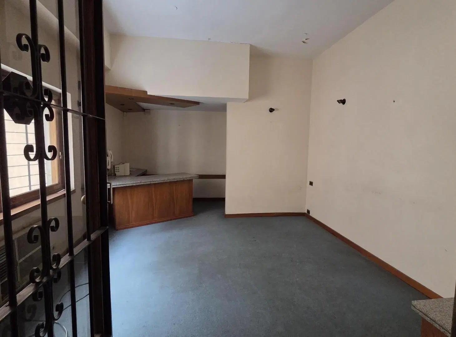 Oficina con 5 privados en ALQUILER - a 20 metros de Av. Colón 3