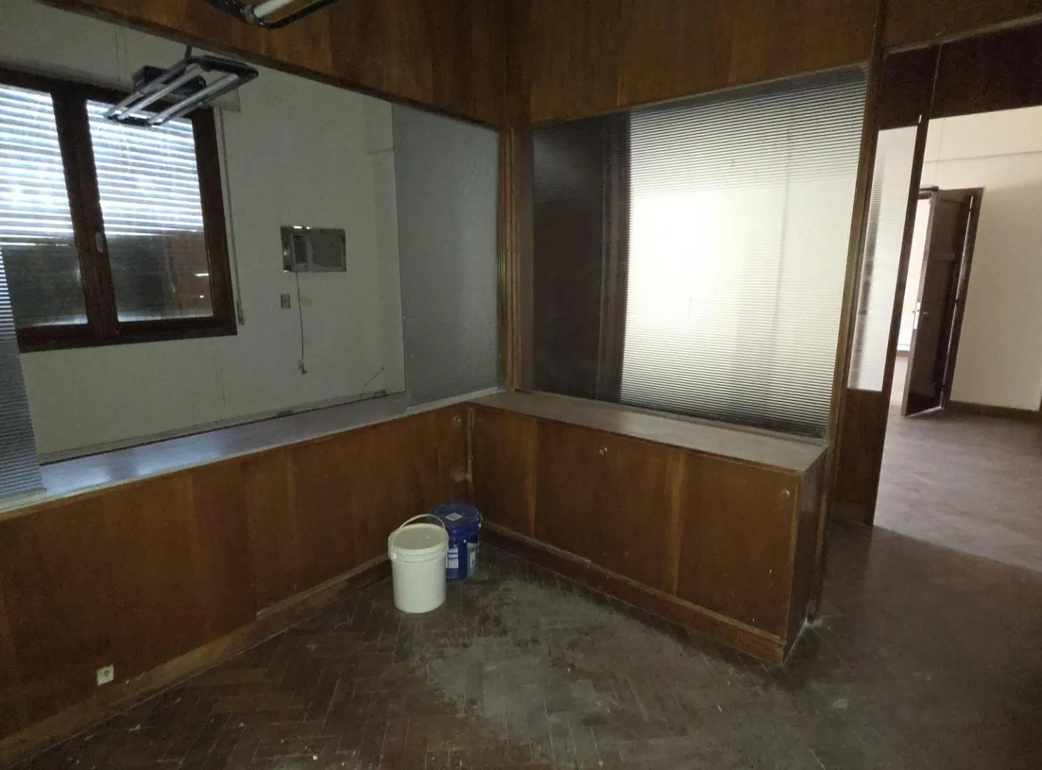 Oficina con 5 privados en ALQUILER - a 20 metros de Av. Colón 2