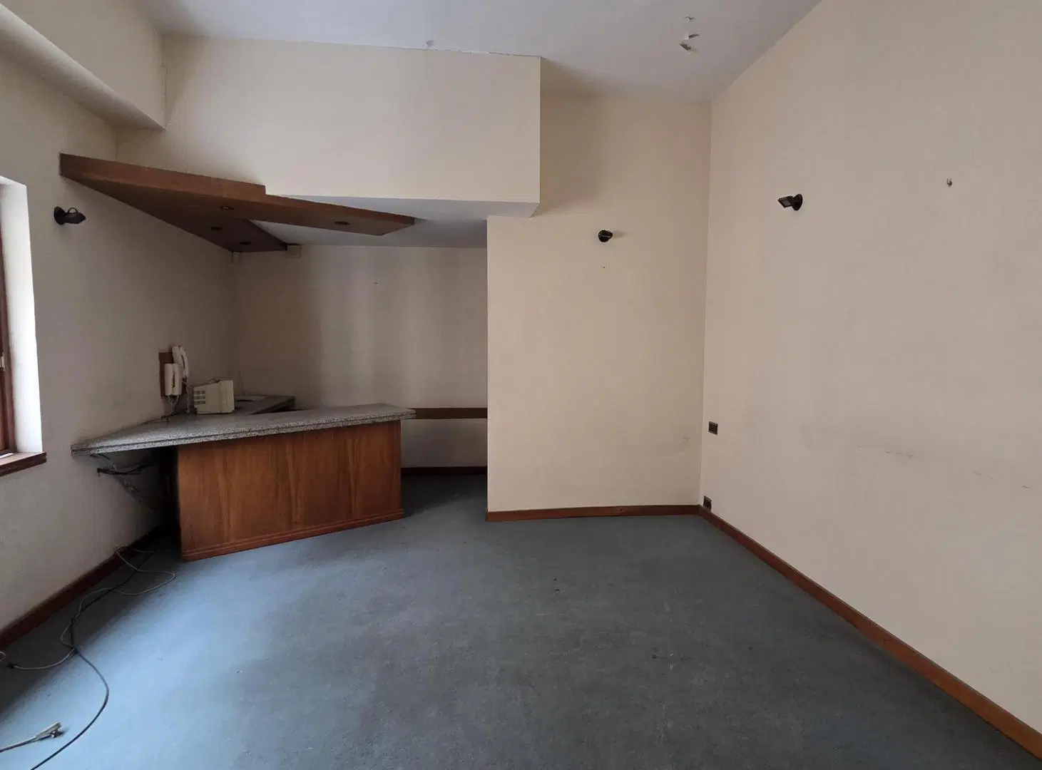 Oficina con 5 privados en ALQUILER - a 20 metros de Av. Colón 4