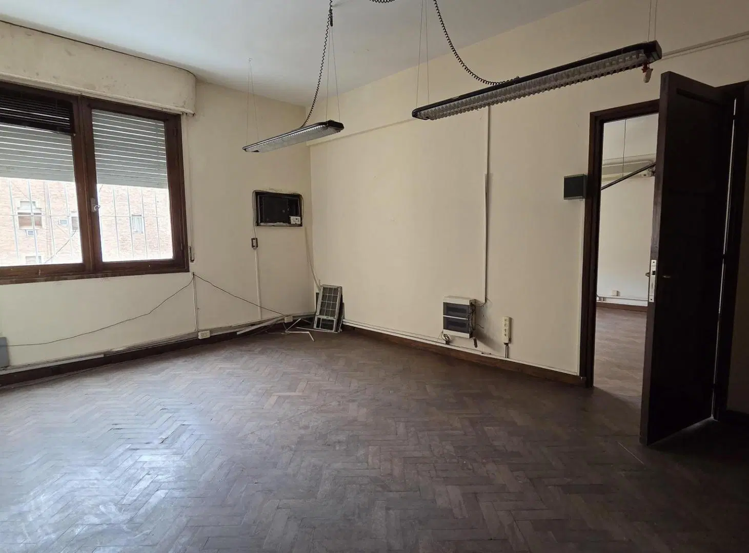 Oficina con 5 privados en ALQUILER - a 20 metros de Av. Colón 5