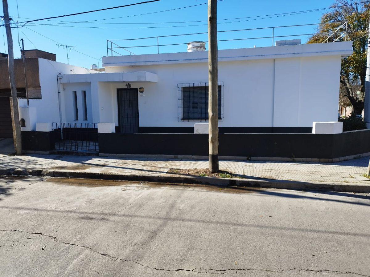 Casa 3 dormitorios en alquiler B° Rivadavia Cochera y Patio