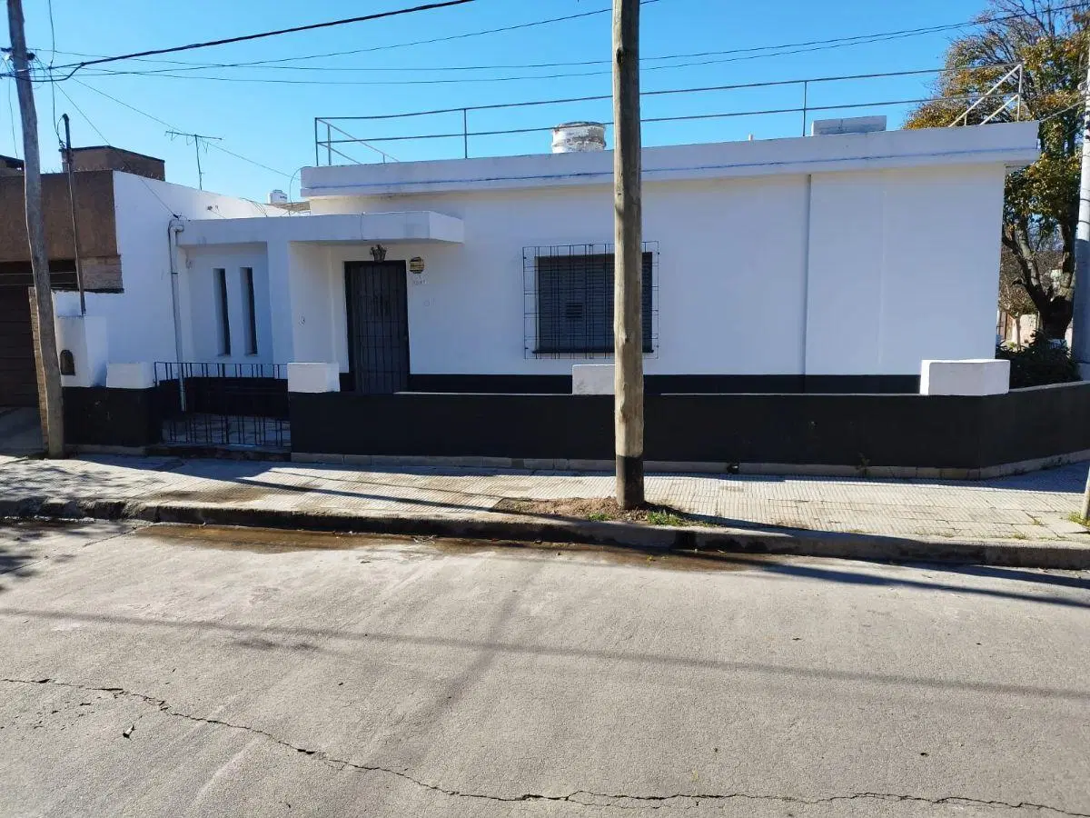 Casa 3 dormitorios en alquiler B° Rivadavia Cochera y Patio 3