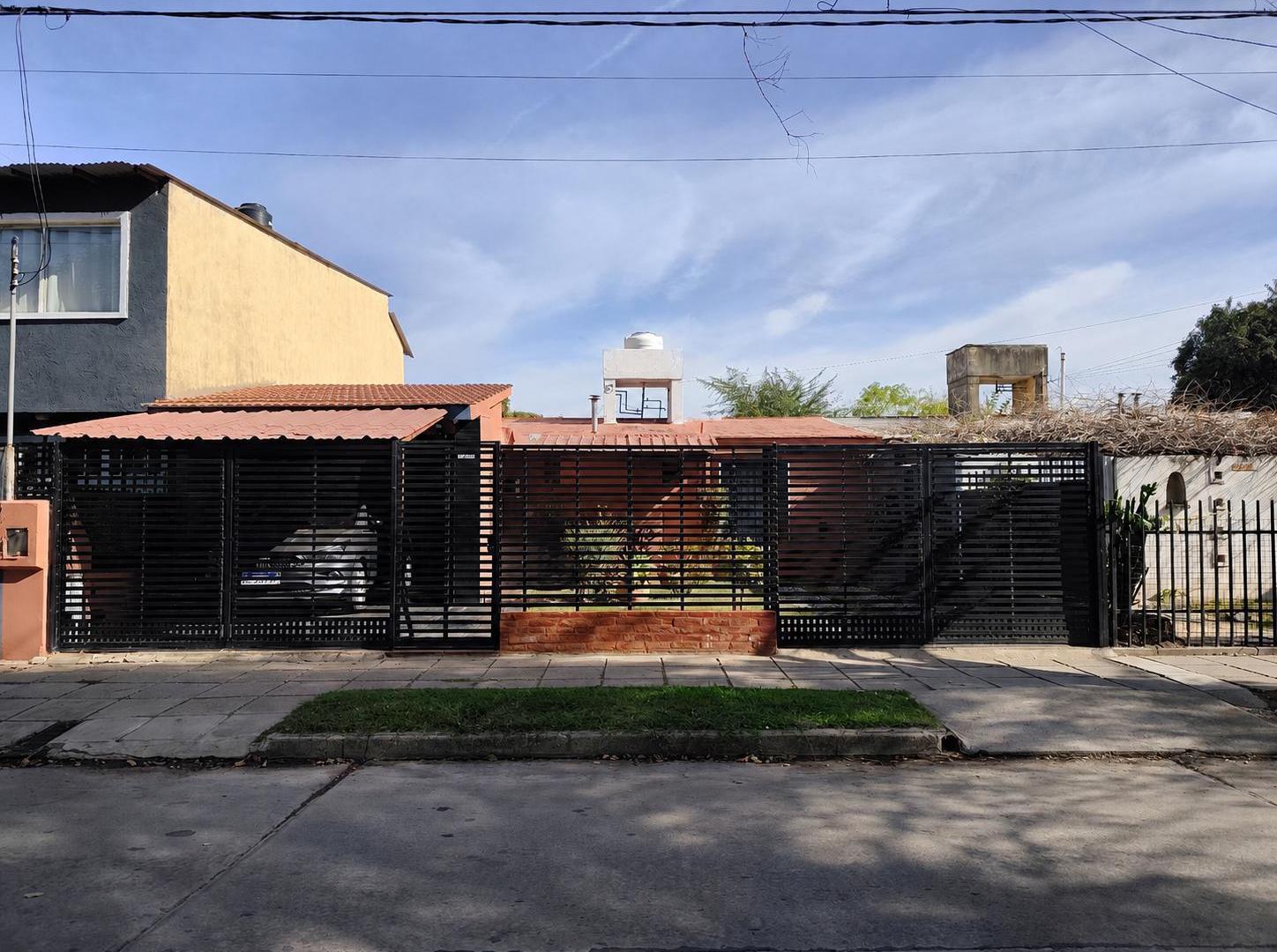 Casa de 3 Dormitorios - Gran Patio - Taller sobre Lote de 250m2 en Los Platanos