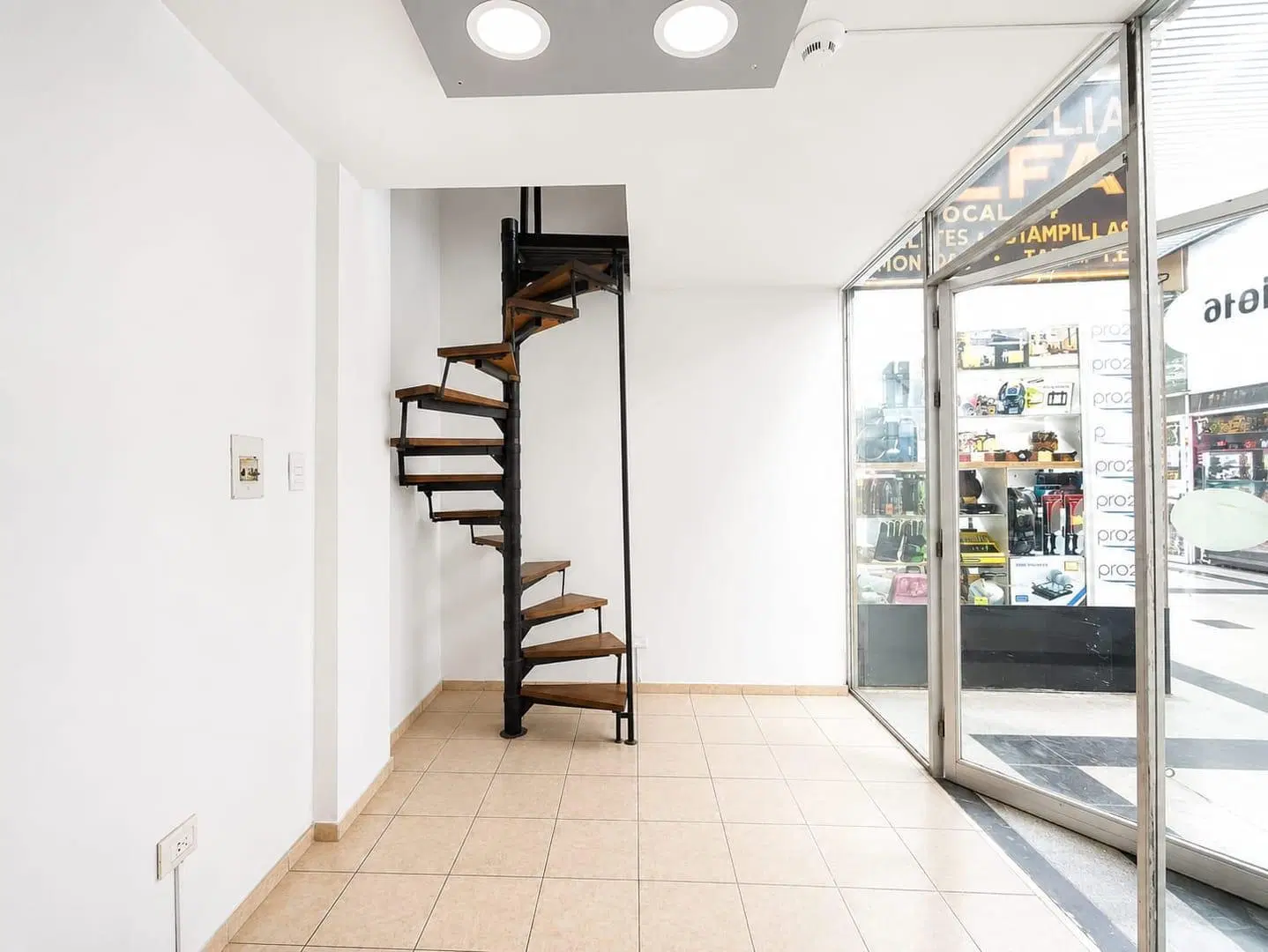 LOCAL EN VENTA EN GALERÍA ESPACIAL - PLENO CENTRO - POSESIÓN INMEDIATA 4