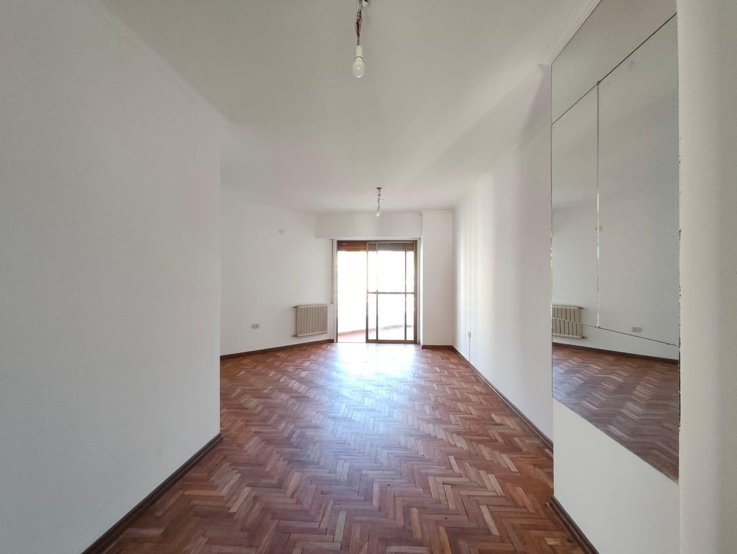 Foto de DIFICIL DE ENCONTRAR: Piso Completo + Balcon Panorámico + Patio con, imagen 3