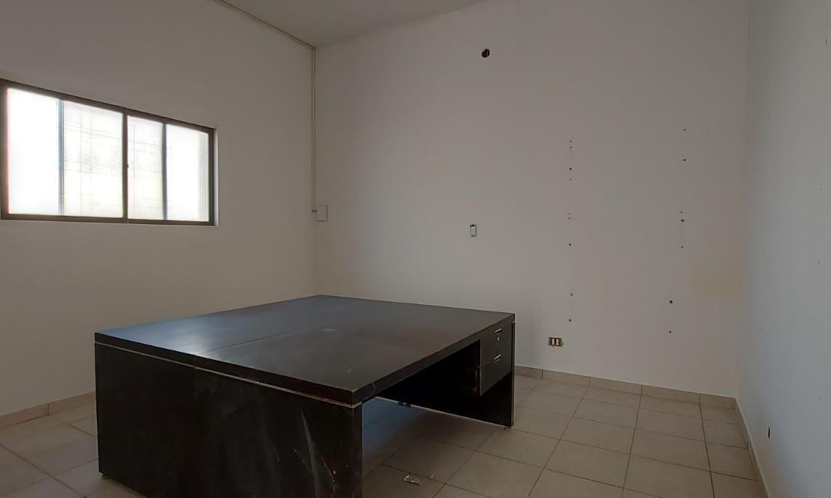 GALPON/DEPOSITO CON VIVIEDAS U OFICINAS EN ZONA INDUSTRIAL,
